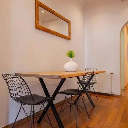 High-ceiling Central 3-bedroom With City View * Istanbul