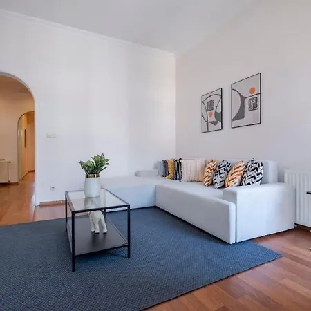 High-ceiling Central 3-bedroom With City View Apartment Istanbul