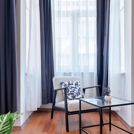 High-ceiling Central 3-bedroom With City View