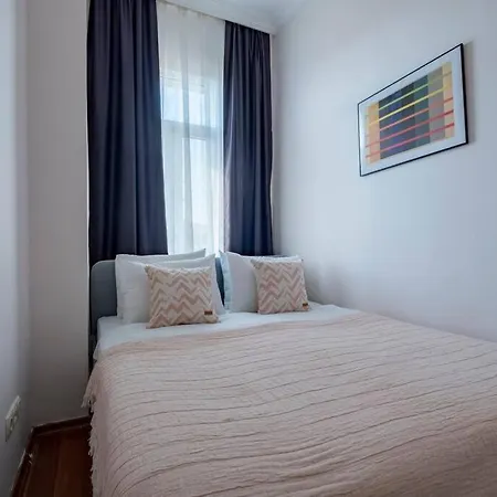 Apartment High-ceiling Central 3-bedroom With City View *