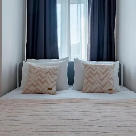 High-ceiling Central 3-bedroom With City View