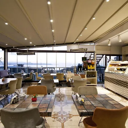 Hotell Broken Column 4*