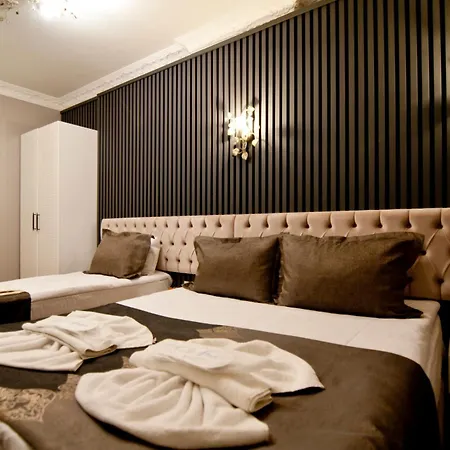 Hotell Broken Column 4*