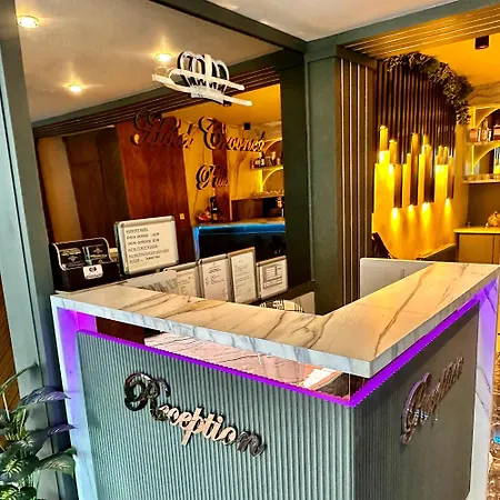 Hotel Crowned