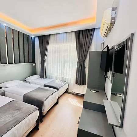 Hotel Crowned