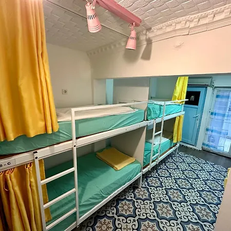 Rodin Hostel *