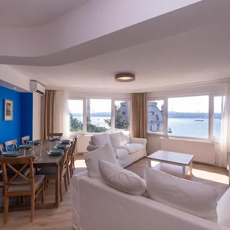 Contemporary Waterfront With A Stunning View Apartament
