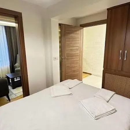 Cozy Garden-level Near Taksim Apartment *