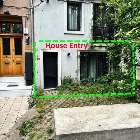 Apartment Cozy Garden-level Near Taksim Istanbul