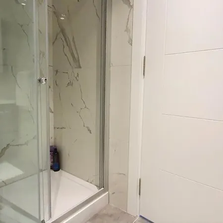 Near Airport Metro 1-bdr Wi-fipoolgym *