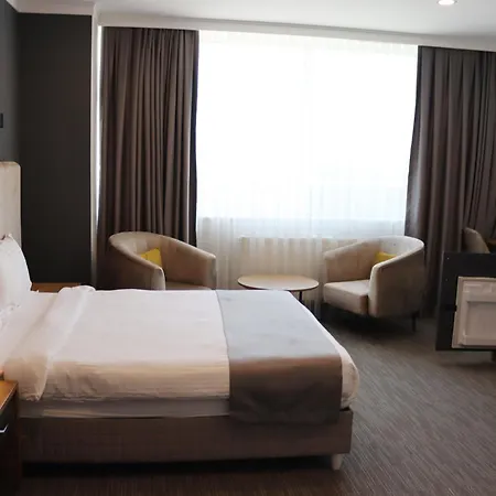 Home Plus Hotel מלון
