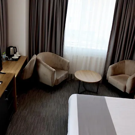 Home Plus Hotel מלון