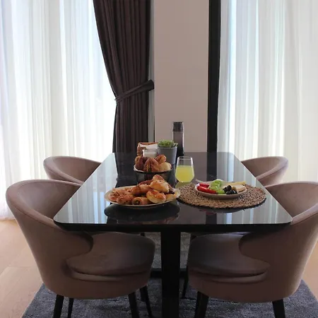 Sunlit Serenity Designer's Dream Appartement