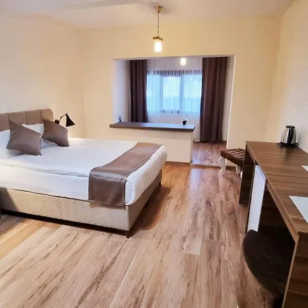 La Pearl Hotel *