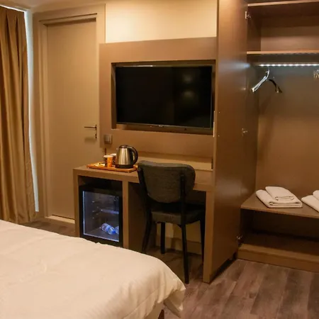 Max Hotel *