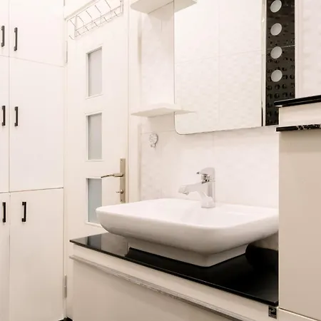 Modern Spacious Flat W Balcony 5 Min To Taksim *