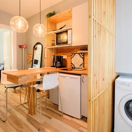 Stylish Flat With Balcony Near Avenue