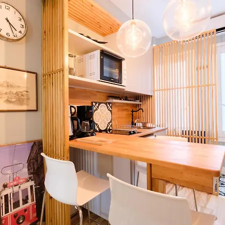 Stylish Flat With Balcony Near Avenue