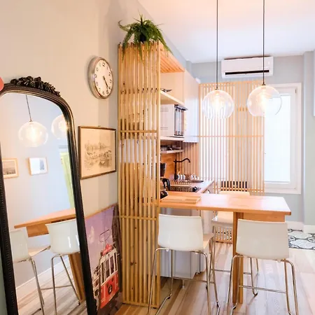 Stylish Flat With Balcony Near Avenue Daire