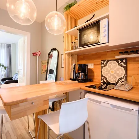 Stylish Flat With Balcony Near Avenue Daire