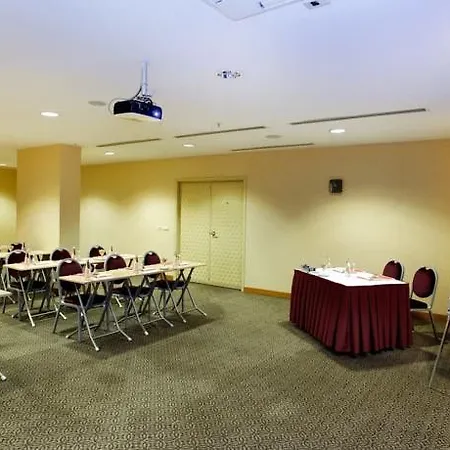 Hotel Ramada By Wyndham Old 4*
