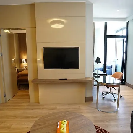 Hawthorn By Wyndham Airport Hotel 5*