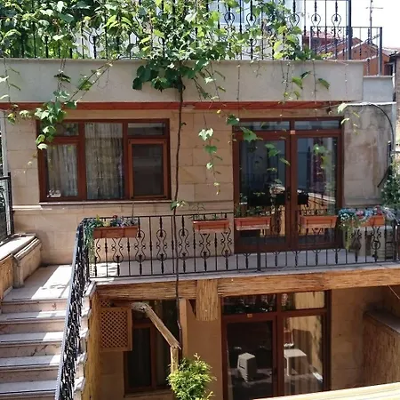 Saruhan מלון 2*