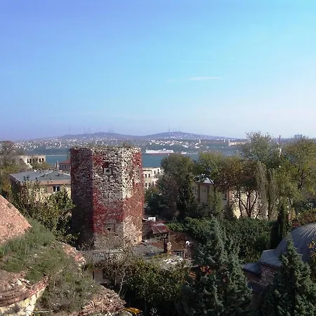 Hotel Empress Zoe 2*