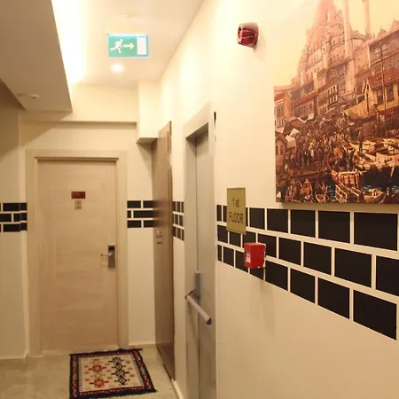 Hotel The Reina 3*