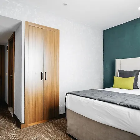 Carlton Hotel 4*