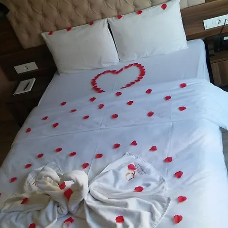 The Reina Hotel 3*