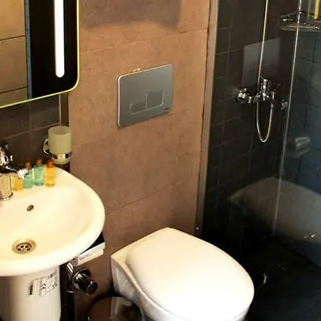 Hotel The Reina 3*