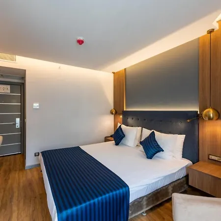 מלון Nova Plaza Crystal & 4*