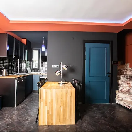 Black Mansion Apartment
