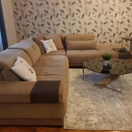 5 Minutes To Subway Apartment *