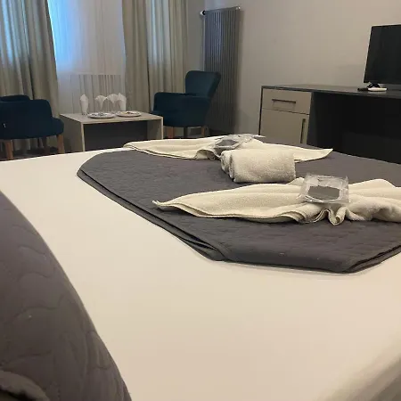 Agora Royal فندق *
