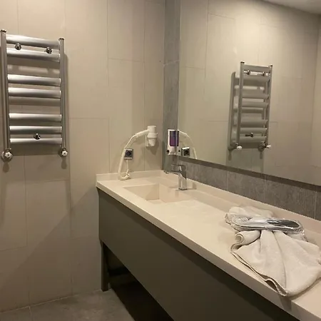 Agora Royal فندق *