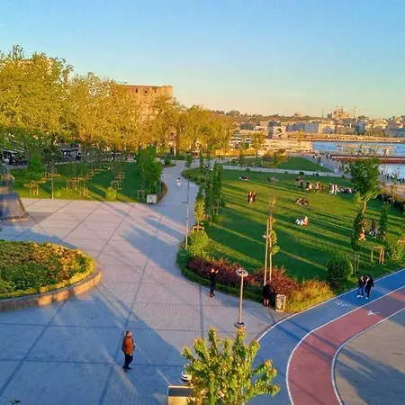 Central Apartament 4' Galata Tower Granbazaar 2' Sea 4' Ferry/metro/tram Apartment