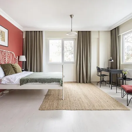 Modern Flat With Balcony On Bagdat Street アパート