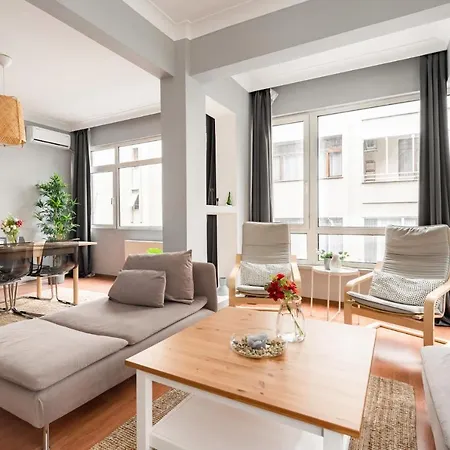 Amazing Flat Near Bagdat Street With Enticing Interior Design In Kadikoy