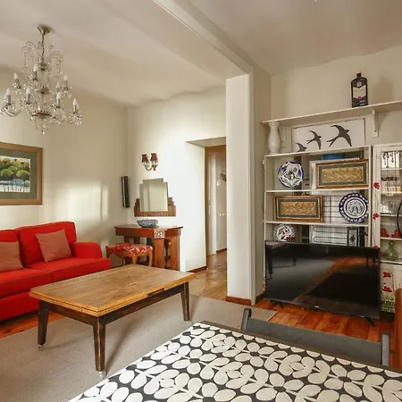 Superb Flat With Backyard In Cihangir Beyoglu アパート
