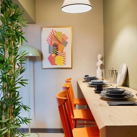 Apartment Artful W/projector In Beyoglu, Cihangir *