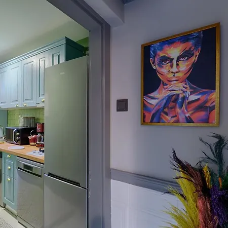 Apartment Artful W/projector In Beyoglu, Cihangir *