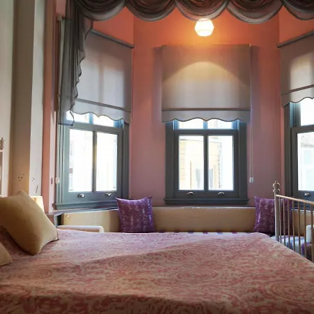 Tilas - In 19th Century Wooden Townhouse,kadikoy 酒店