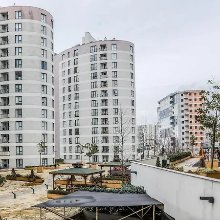 Modern Flat With Balcony In Tuzla アパート
