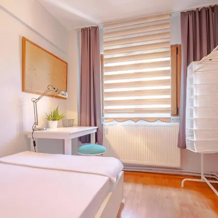 Colorful And Flat With Balcony In Kadikoy *