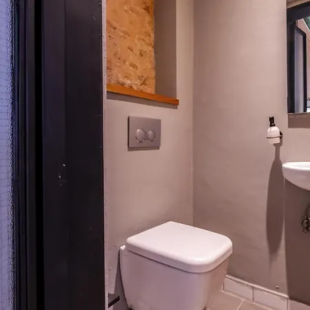 Charming Flat Close To Touristic Attractions In The Heart Of Beyoglu *
