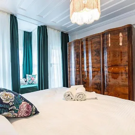 Historical 4-br Steps From Besiktas Stadium & Bosphorus Views - Prime Nisantasi Location! Estambul