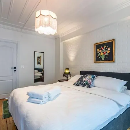 Apartamento Historical 4-br Steps From Besiktas Stadium & Bosphorus Views - Prime Nisantasi Location! *