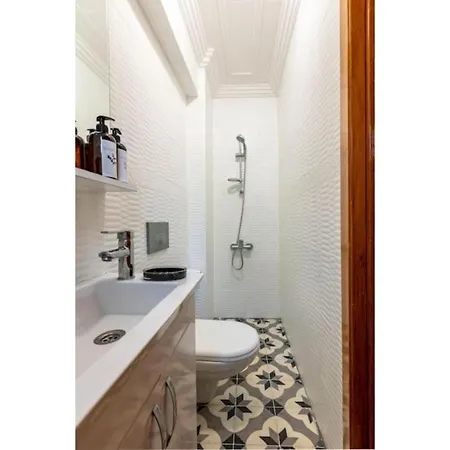 Apartamento Historical 4-br Steps From Besiktas Stadium & Bosphorus Views - Prime Nisantasi Location!